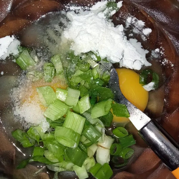 Tambahkan daun bawang prei yang sudah dipotong dan semua bahan lainnya.