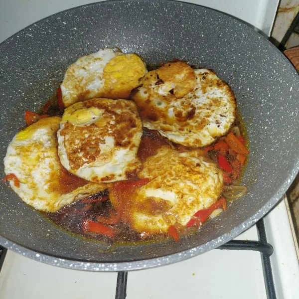 Masukkan telur, masak hingga kuah meresap ke telur.