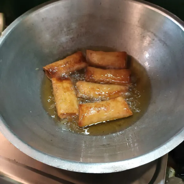 Lalu panaskan minyak goreng. 
Goreng lumpia sampai matang agak kecokelatan.