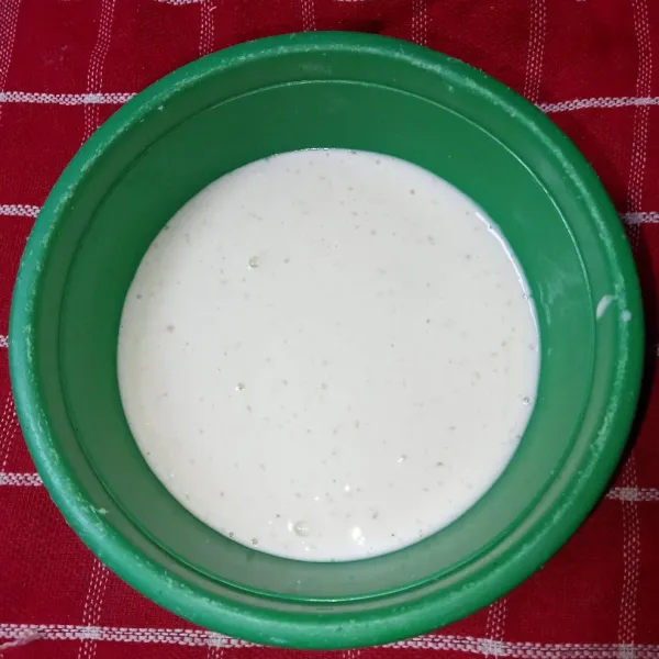 Campur terigu, tepung beras, gula pasir dan garam, tuang air sedikit demi sedikit sambil diaduk hingga jadi adonan yang kental.