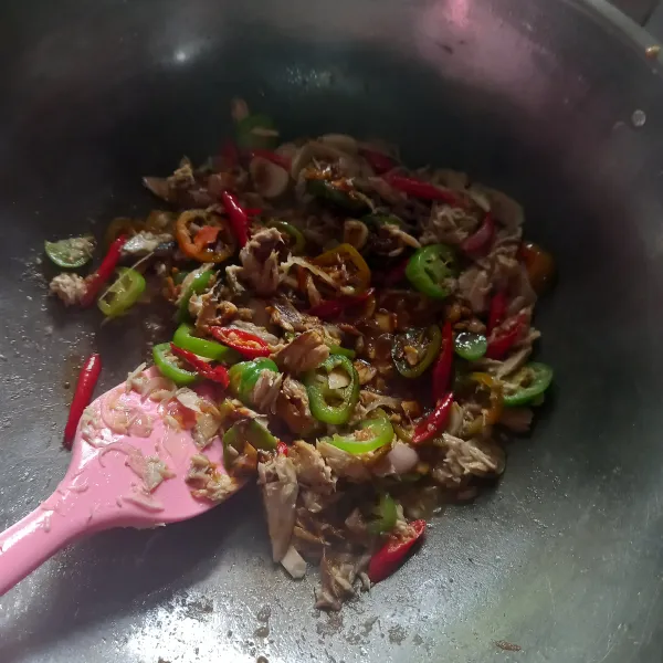 Bumbui garam, gula merah, penyedap rasa dan kecap manis, aduk aduk hingga bumbu meresap lalu sajikan.