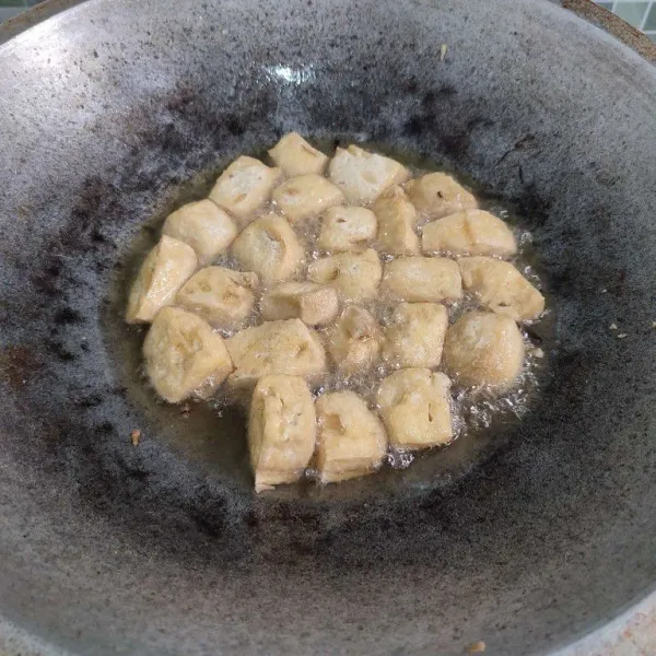 Goreng tahu hingga garing kemudian tiriskan.