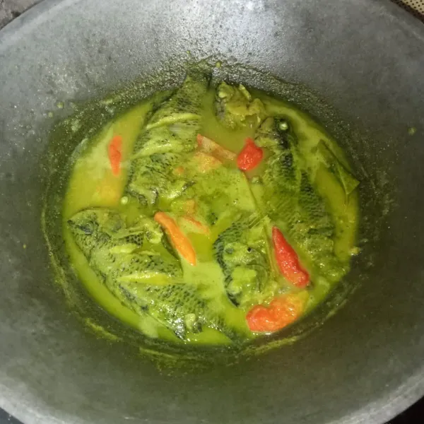 Masak hingga ikan matang dan kuah menyusut, cicipi rasanya dan jika sudah pas siap untuk disajikan.