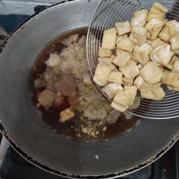 Masukkan tahu goreng.