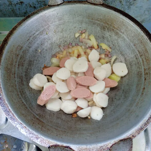 Masukkan bakso ikan dan sosis. Aduk rata.