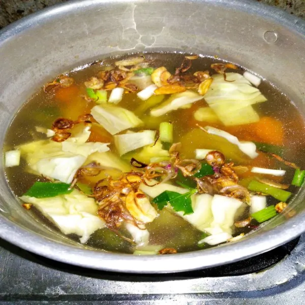 Tuang tumisan bawang ke dalam sayur sop, beri garam, gula, merica,kaldu bubuk, koreksi rasa dan siap disajikan.