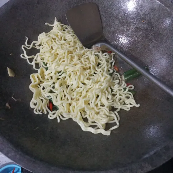 Masukkan mie, garam dan kecap manis.