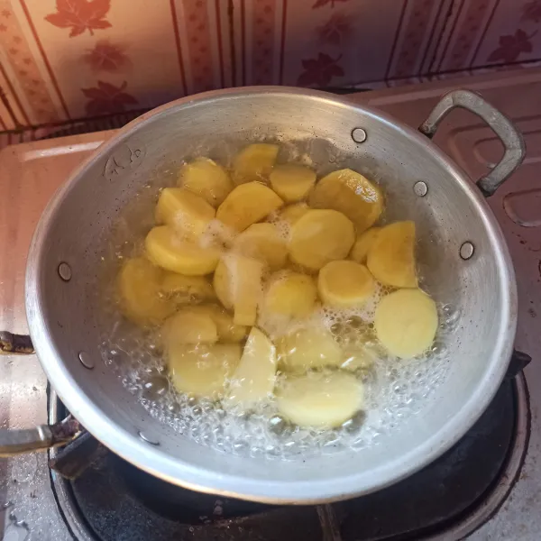 Kupas kentang, cuci bersih kemudian rebus sampai empuk.