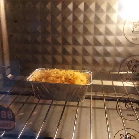 Lanjutkan dengan memanggang nasi dalam oven preheat suhu 175° 10 menit.