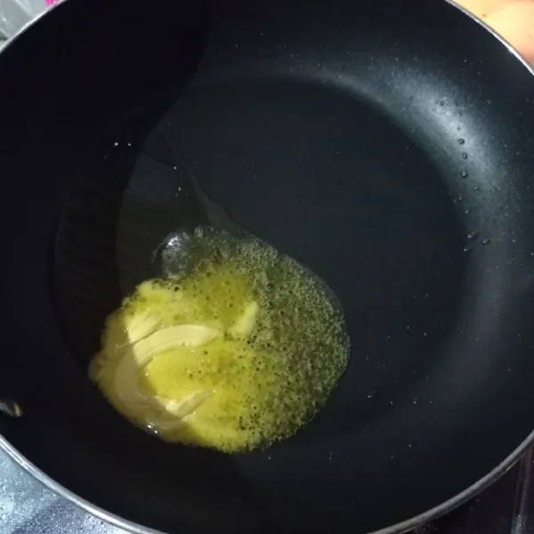 Panaskan mentega dan minyak.