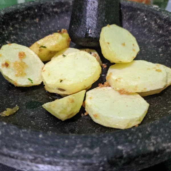 Haluskan atau uleg kentang yang telah digoreng.