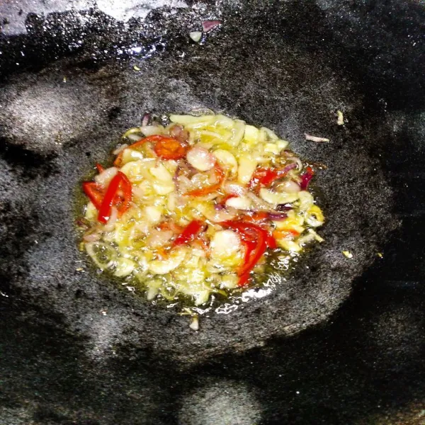Tumis bawang merah, bawang putih hingga harum.