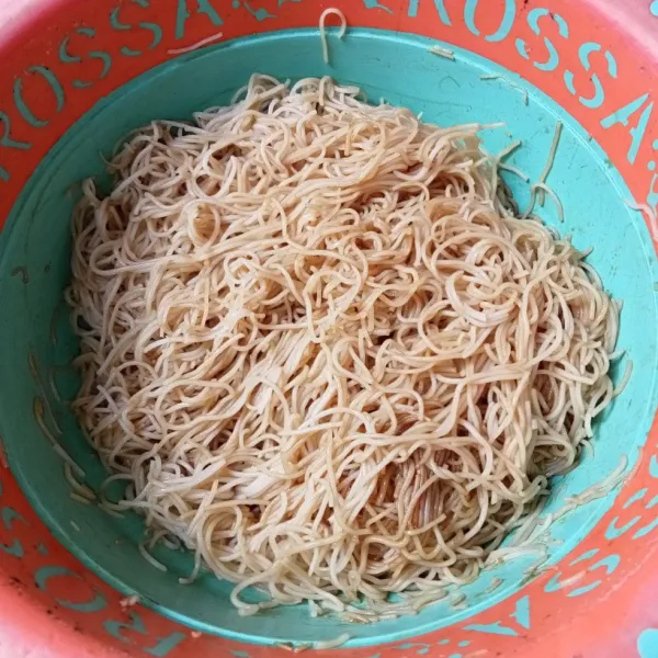 Campur bihun dan kecap manis, kemudian aduk rata.