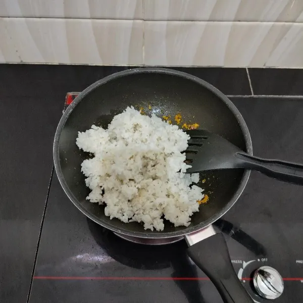 Lalu masukkan nasi putih, aduk rata.