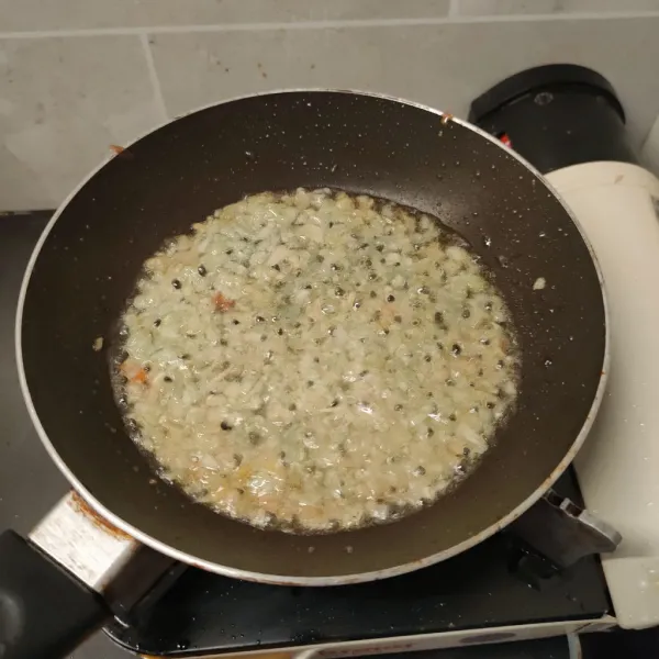 Haluskan bawang merah, bawang putih dan kencur, tumis hingga wangi.