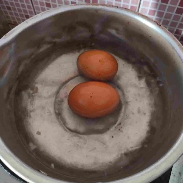 Rebus juga telur hingga matang, lalu kupas kulitnya