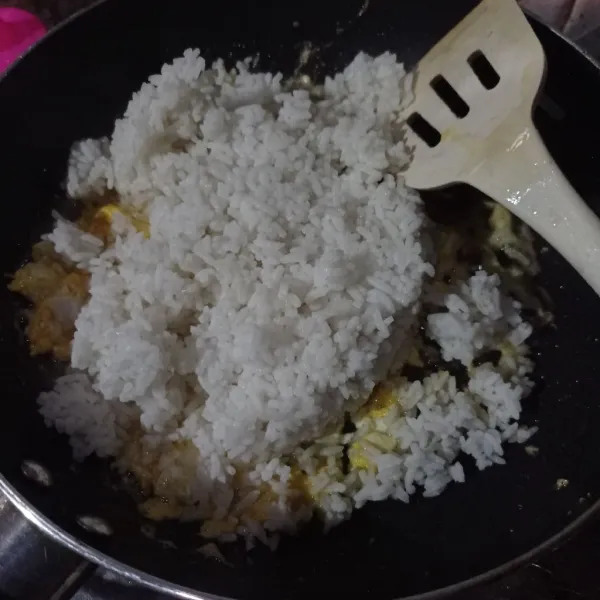 Masukan nasi, aduk sampai tercampur rata.