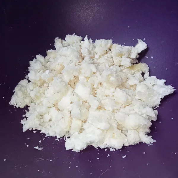 Kukus singkong hingga matang, lalu haluskan selagi masih panas.