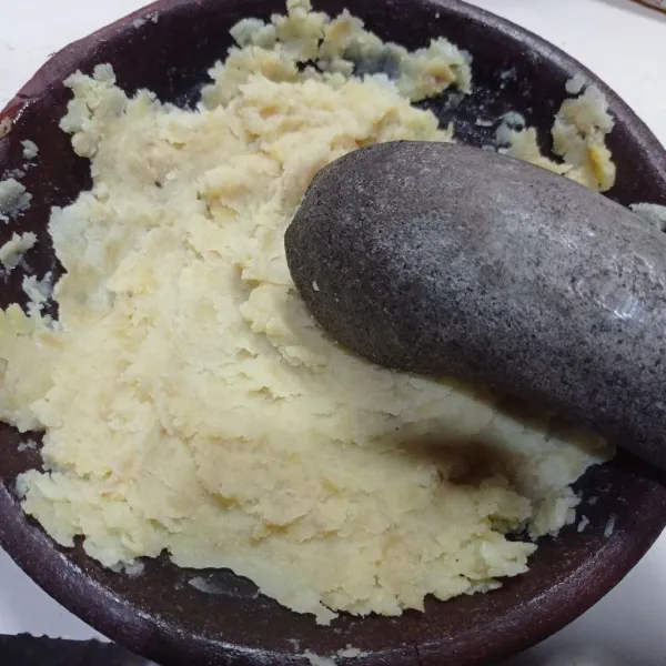 Haluskan kentang menggunakan ulekan, sisihkan dahulu.