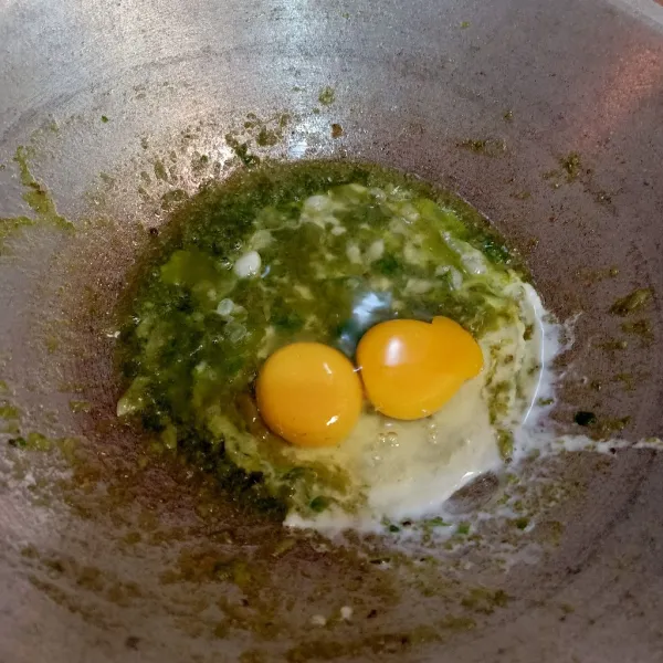 Masukan telur biarkan sebentar baru diorak arik.