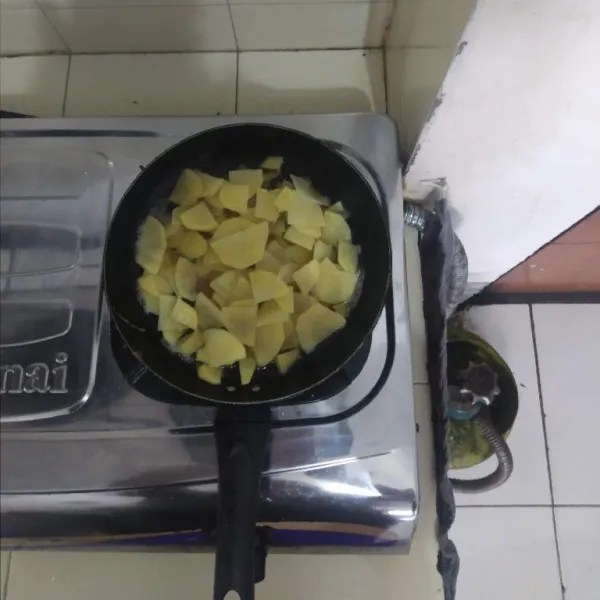 Goreng kentang dalam minyak panas lalu sisihkan.