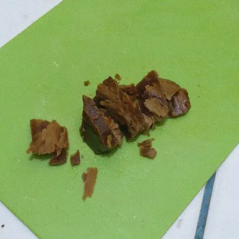 Iris-iris gula merah dan masukkan ke dalam panci.