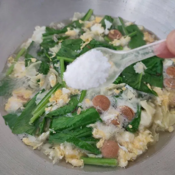 Tambahkan sawi hijau dan kubis, masak sampai layu. 
Kemudian bumbui dengan garam, gula, merica bubuk dan kaldu jamur. 
Koreksi rasa.