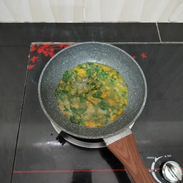 Panaskan teflon dengan api kecil. Oles dengan minyak sayur. Lalu tuang 3 sdm adonan telur.