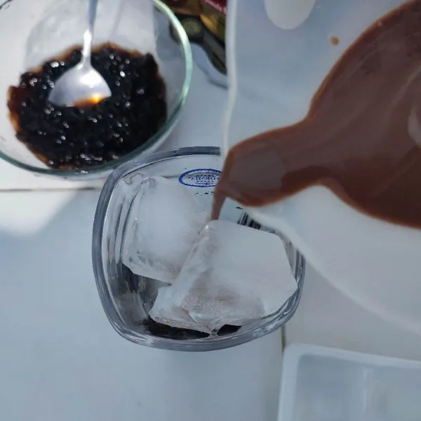 Tuang larutan susu coklat ke dalam gelas. 
Sajikan, aduk rata sebelum diminum.