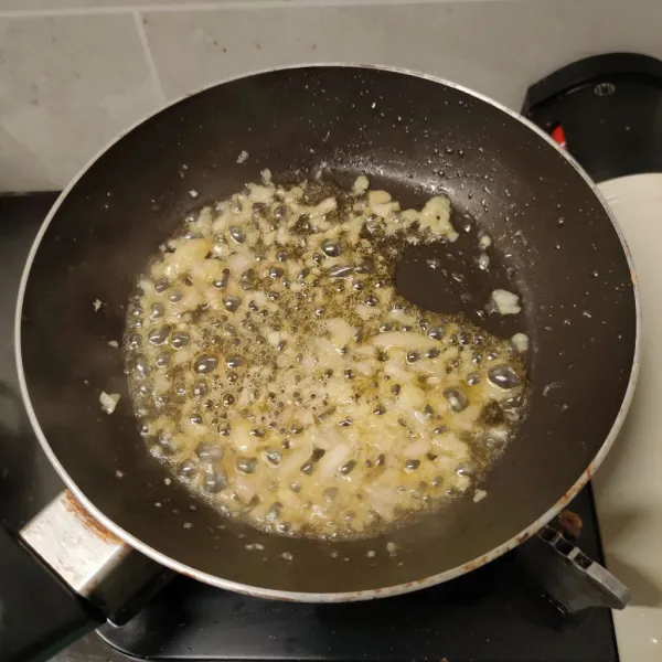 Tumis bawang putih, bawang bombay dengan mentega hingga wangi.