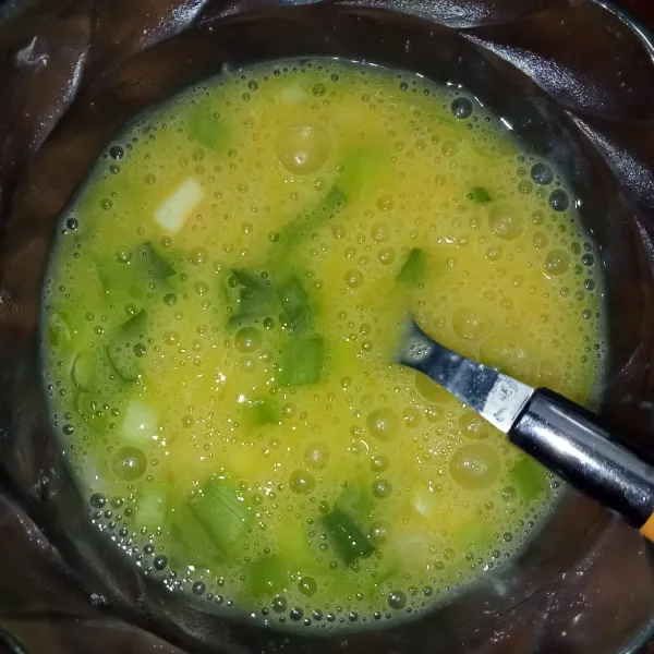 Kocok telur hingga rata, masukkan air, kocok kembali sampai berbusa.