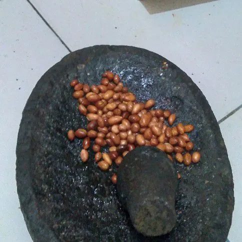 Haluskan kacang dan sisihkan