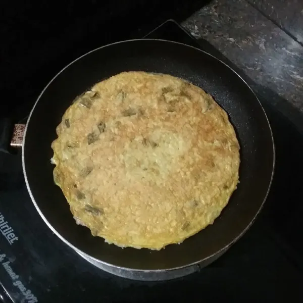 Balik omelet, diamkan sekitar 1 menit, matikan kompor, diamkan lagi sekitar 1 menit, siap disajikan.