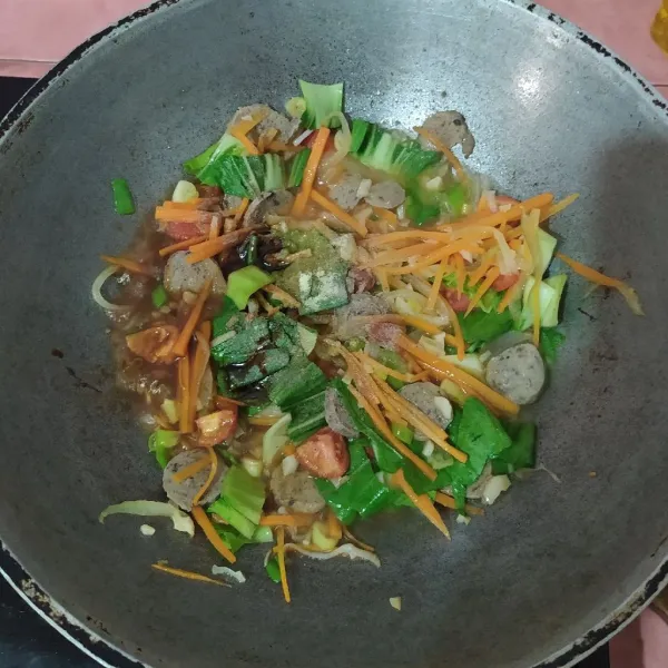 Masukkan sawi pokcoy dan bumbu-bumbu, kemudian masukkan mie.