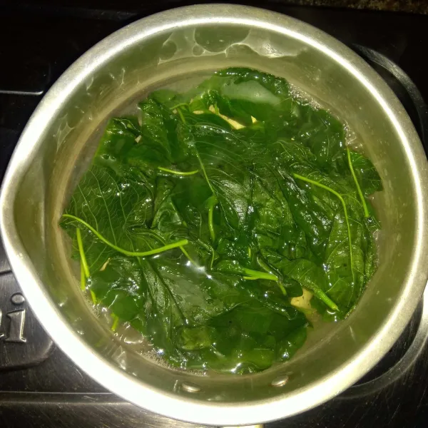 Masak air sampai mendidih laluasukkan bayam. Rebus sebentar sampai bayam lunak. Angkat lalu tiriskan.