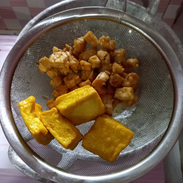 Selanjutnya goreng tahu dan tempe.