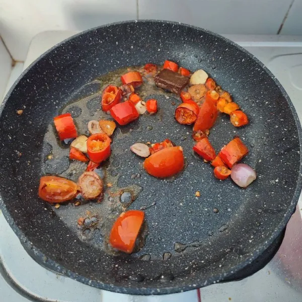 Goreng bahan sambal kecuali garam dan gula hingga layu.