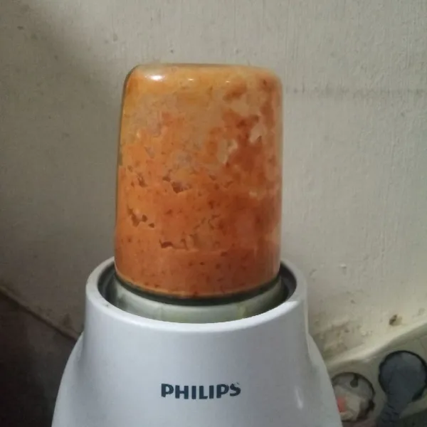 Blender semua bahan bumbu halus.