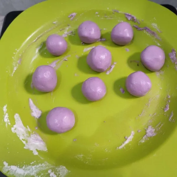 Bulat-bulatkan adonan, sisihkan.