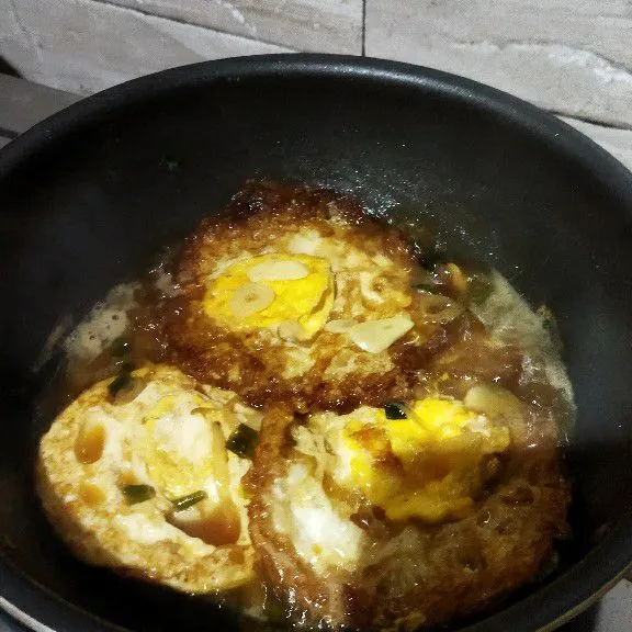 Selanjutnya masukan telur ceplok. Tambahkan garam dan kaldu jamur. Masak sampai kuah menyusut.