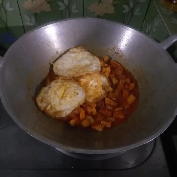 Masukkan bumbu pelengkap, telur, aduk rata, koreksi rasa.