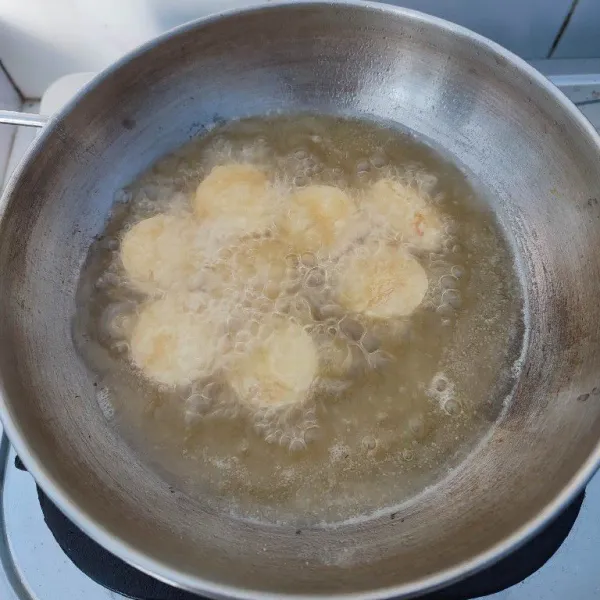 Langsung goreng dalam minyak yang sudah dipanaskan hingga kuning keemasan. 
Tiriskan.