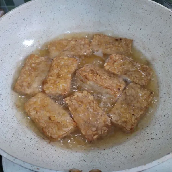 Goreng tempe hingga golden brown, angkat dan tiriskan.