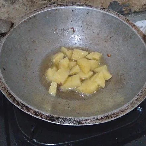 Goreng kentang hingga berkulit.
