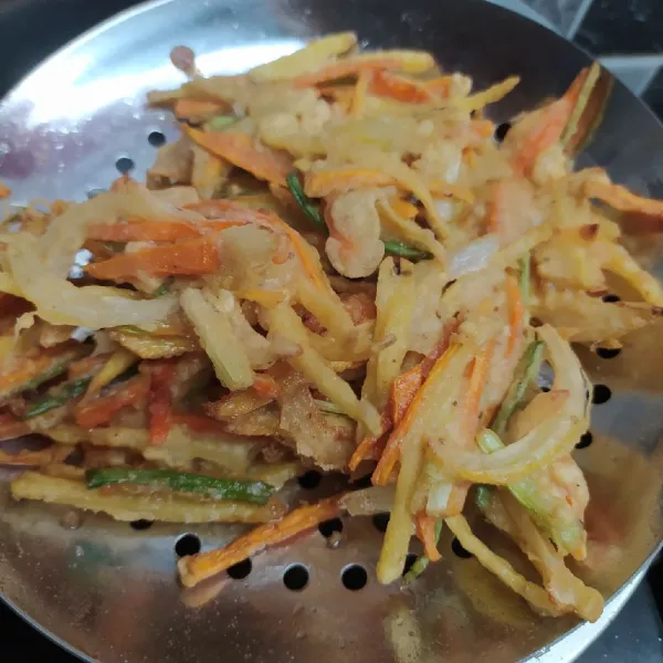 Goreng sampai matang, lalu angkat dan sajikan.