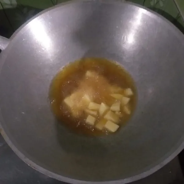 Potong-potong kentang dan tahu bentuk dadu kemudian goreng.
