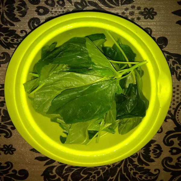 Siangi bayam, cuci bersih lalu tiriskan.