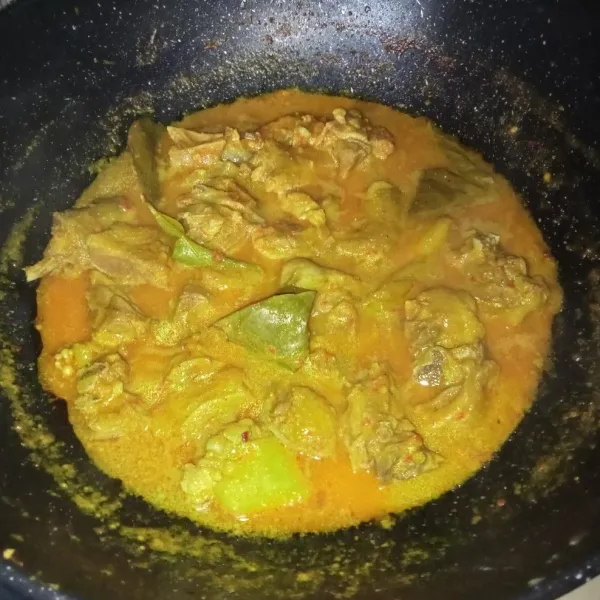 Masak hingga ayam matang, koreksi rasanya dan jika sudah pas siap untuk disajikan.