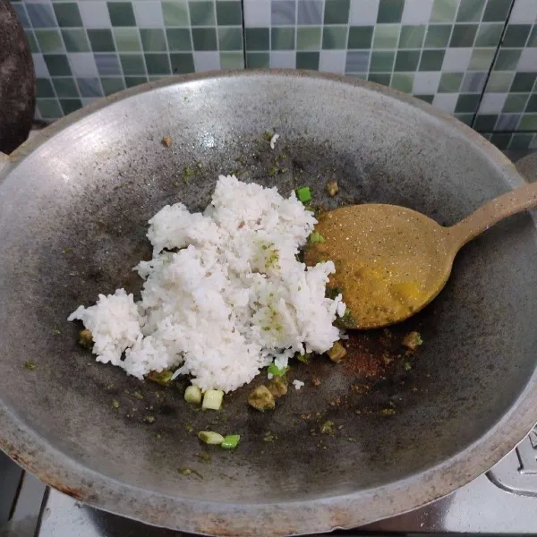 Masukkan nasi putih, aduk rata.