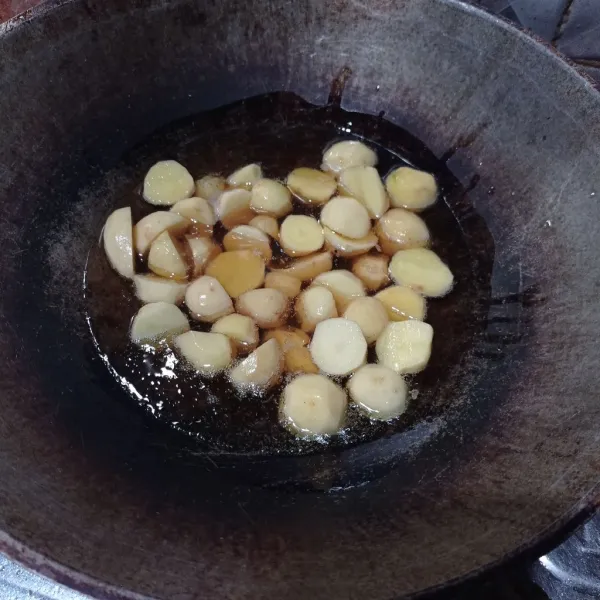 Goreng kentang hingga matang, tiriskan.